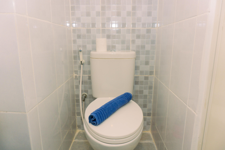 Bathroom 5, Luxury Studio Apartment at Tokyo Riverside PIK 2 By Travelio, Tangerang