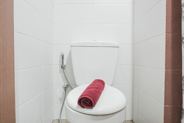 Bathroom 5, Comfort and Homey Studio at Puri Orchard Apartment By Travelio, Jakarta Barat