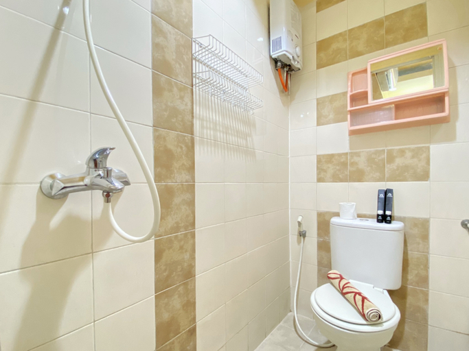 Bathroom 5, Great Choice 2BR at The Edge Bandung Apartment By Travelio, Cimahi