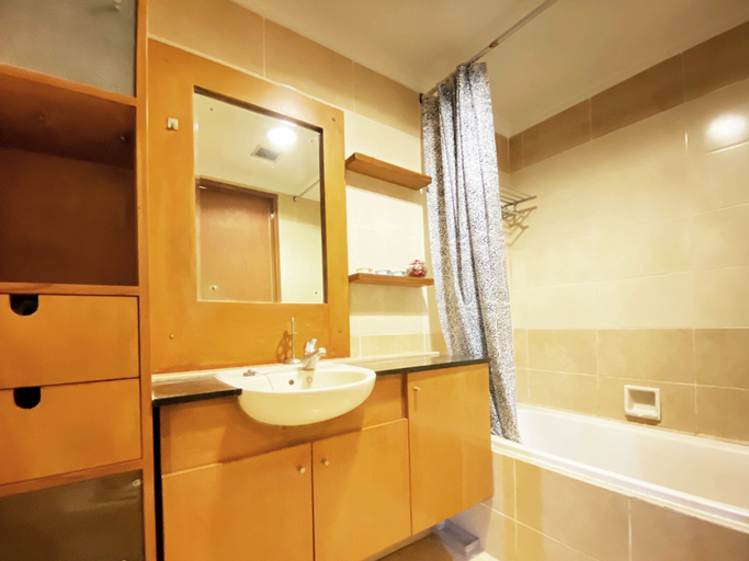 Bathroom 5, Luxury 3BR at Grand Setiabudi Apartment By Travelio, Bandung