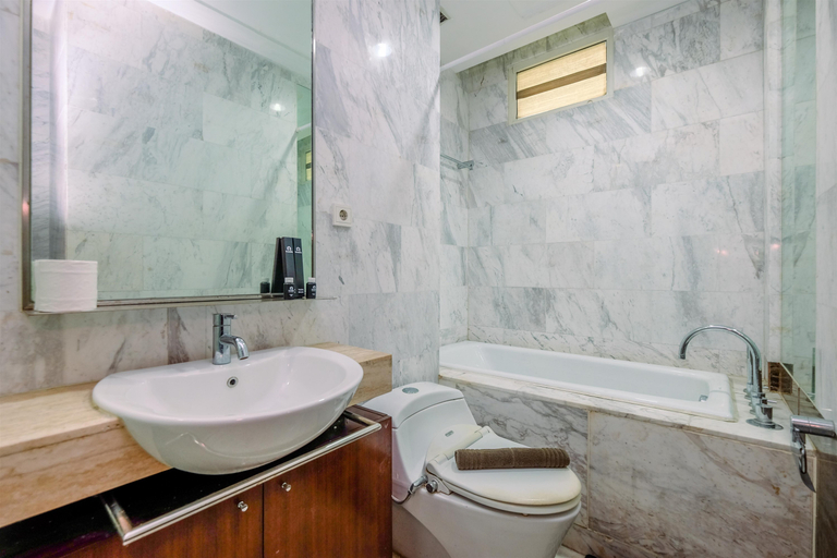 Bathroom 5, Elegant and Comfy 2BR Apartment The Peak at Sudirman By Travelio, Jakarta Selatan