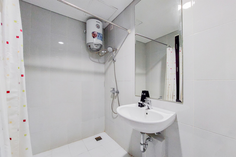 Bathroom 5, Comfortable and Simply Studio Room Casa de Parco Apartment By Travelio, Tangerang