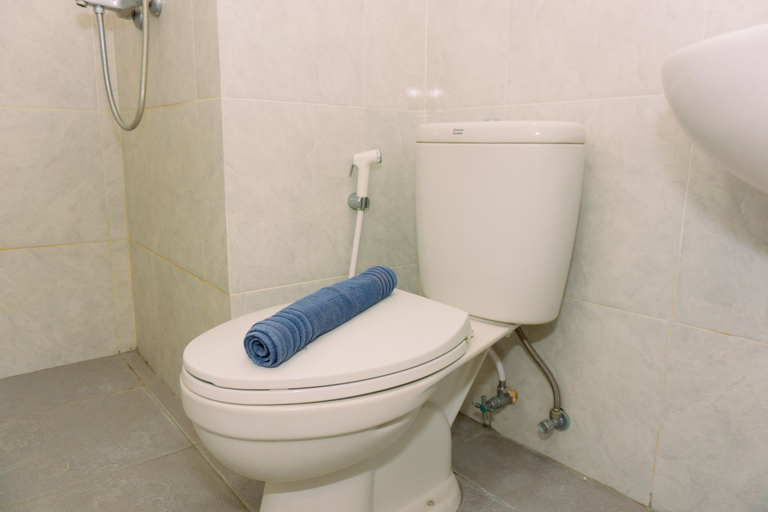 Bathroom 5, Homey with Modern Style 2BR Parkland Avenue Apartment By Travelio, Tangerang Selatan