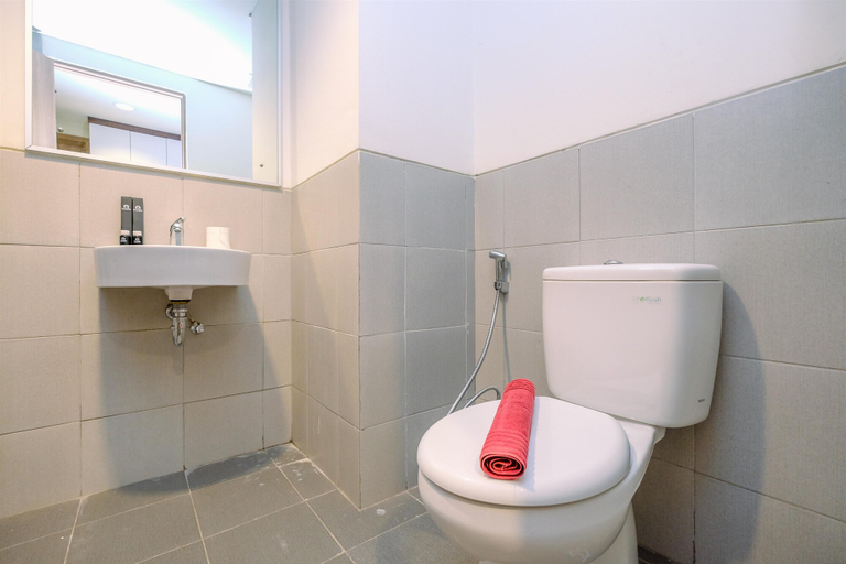 Bathroom 5, Modern Look and Homey 2BR Bogor Icon Apartment By Travelio, Bogor