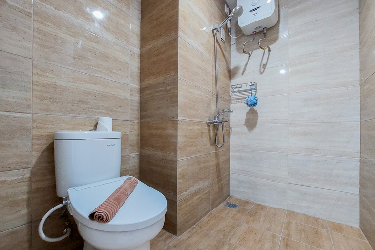 Bathroom 5, Elegant Studio Apartment at Breeze Bintaro Plaza Residence By Travelio, Tangerang Selatan