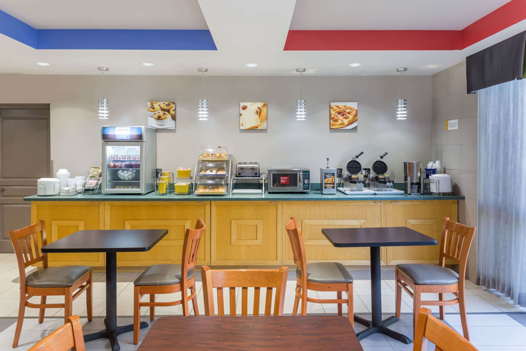 Days Inn & Suites by Wyndham Fort Myers Near JetBlue Park, Lee
