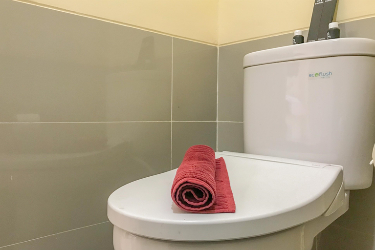 Bathroom 5, Comfort and Spacious Studio Room at Kebayoran Icon Apartment By Travelio, Jakarta Selatan