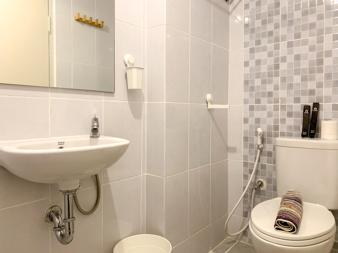 Bathroom 5, Nice Studio Room at Tokyo Riverside PIK 2 Apartment By Travelio, Tangerang