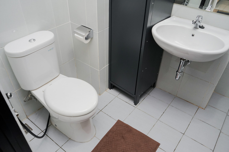 Bathroom 5, Gorgeous 1BR at Casa de Parco Apartment By Travelio, Tangerang