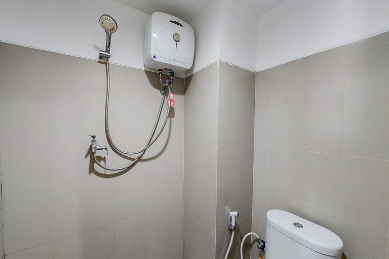 Bathroom 5, Cozy Living Studio at Baileys Apartment By Travelio, South Tangerang