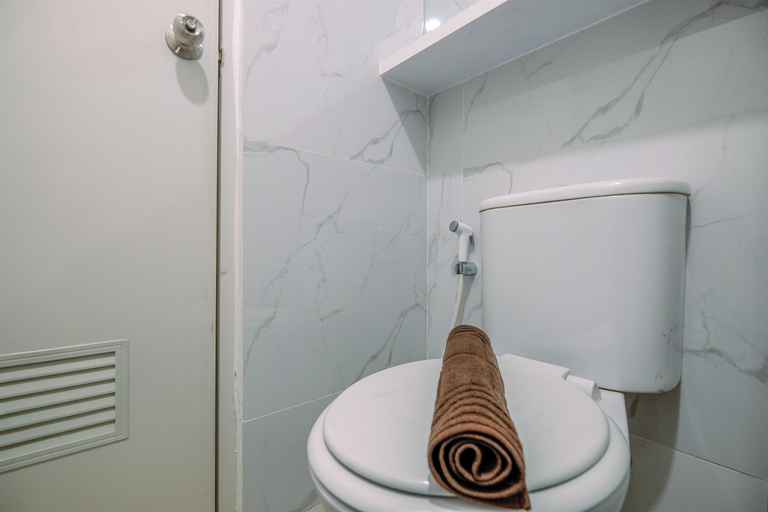Bathroom 5, Fancy and Nice 2BR Apartment at Podomoro Golf View By Travelio, Bogor