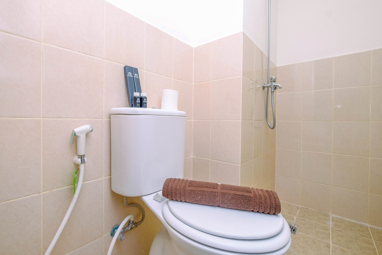 Bedroom 4, Warm and Cozy Living Studio Apartment Podomoro Golf View By Travelio, Bogor