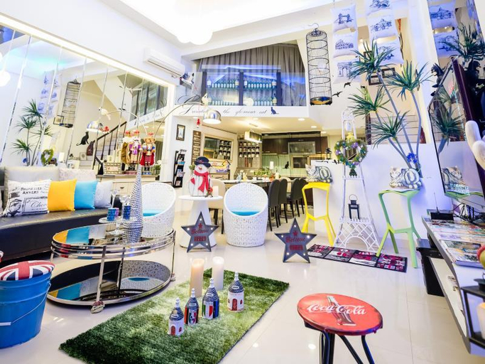 Public Area 3, Paris Cafe Hostel , Yilan