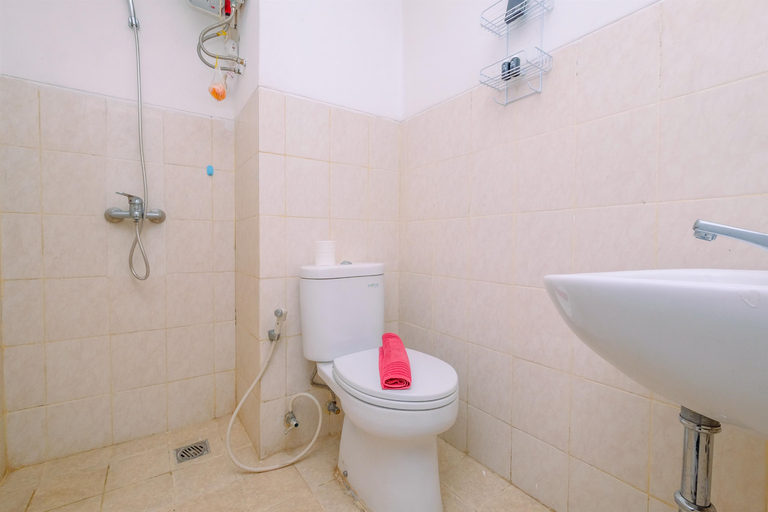 Bathroom 5, Nice and Minimalist Studio at Park View Condominium Apartment By Travelio, Depok