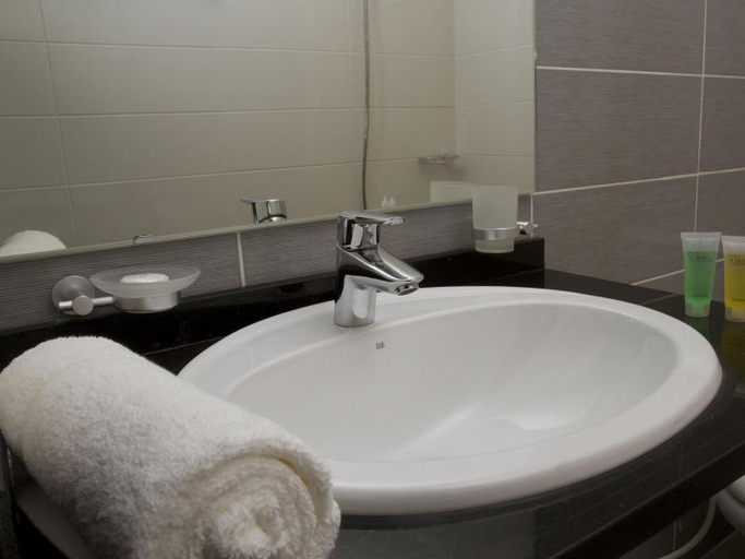 Bathroom 2, Diamond Hotel Suites, Salt