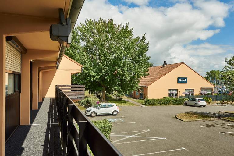 Exterior & Views