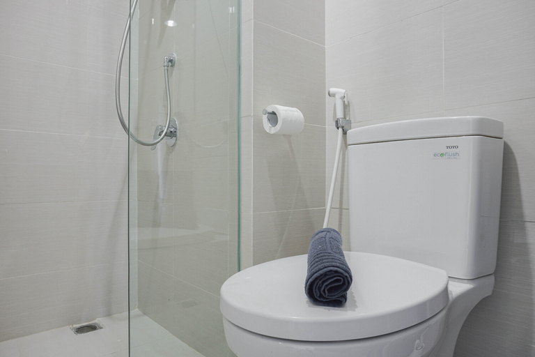 Bathroom 5, High Floor and Minimalist Studio at Puri Mansion Apartment By Travelio, Jakarta Barat