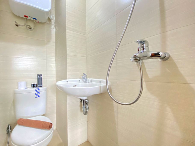 Bathroom 5, Good Choice Studio Room at Gateway Pasteur Apartment By Travelio, Bandung
