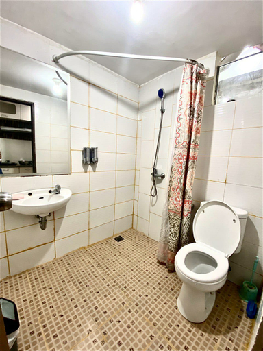 Bathroom 5, Royal Apartment by AIS, Makassar