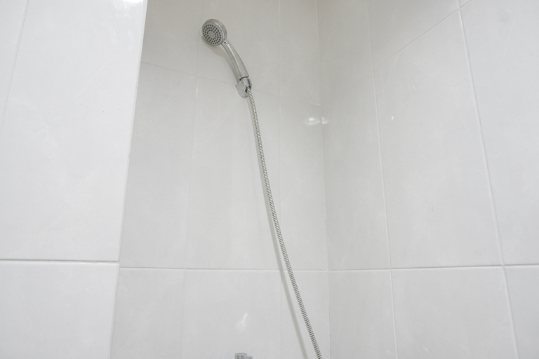 Bathroom 5, Comfy Studio Apartment at Evenciio Margonda By Travelio, Depok