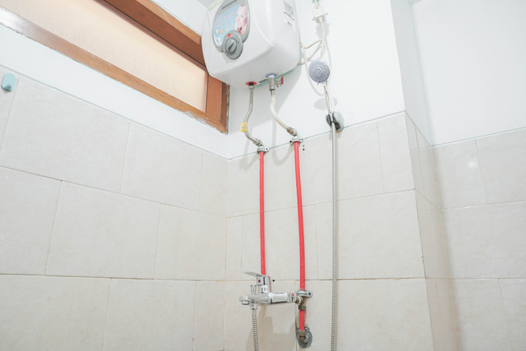 Bathroom 5, Compact Studio at Margonda Residence 1 Apartment By Travelio, Depok