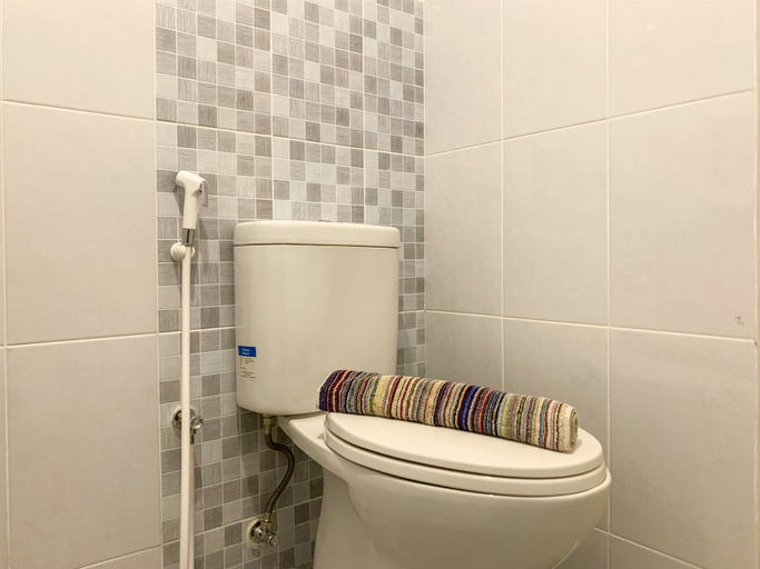 Bathroom 5, Classic 2BR at 7th Floor Tokyo Riverside PIK 2 Apartment By Travelio, Tangerang