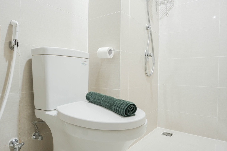 Bathroom 5, Smart Studio with Folded Bed at Puri Mansion Apartment By Travelio, Jakarta Barat