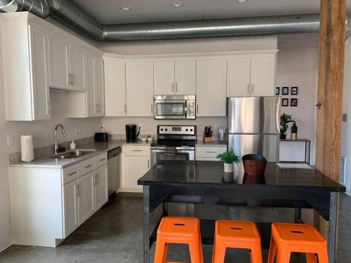 Upscale Riverfront 2BR Apt, Milwaukee