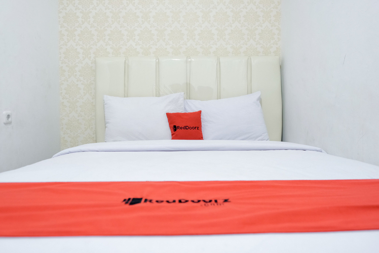 Bedroom 2, RedDoorz @ Aksara Medan, Medan