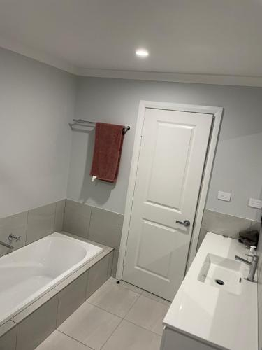 Bathroom 3, Five-Bedroom Home on The Kalgoorlie Golf Course, Kalgoorlie/Boulder