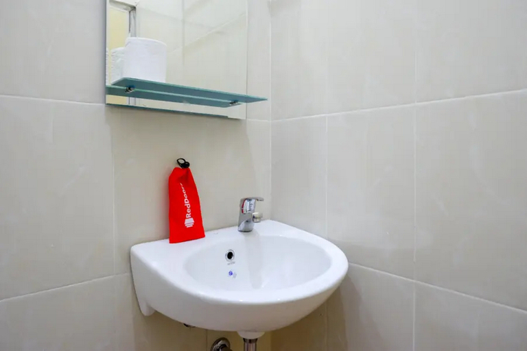 Bathroom 5, RedDoorz Syariah near Alun Alun Kebumen, Kebumen