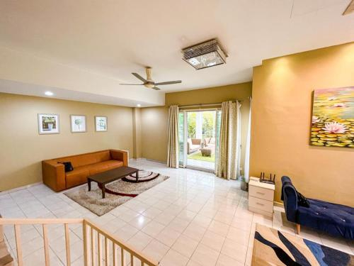 4, Nilai The Glass House Homestay Two Storey Bungalow, Seremban