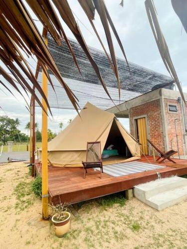 Rembulan Escape - beachfront bell tent (no 1), Setiu