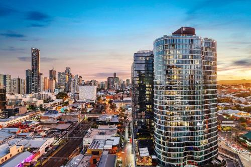 Stunning 3BR Apartment with Brisbane City Views, Fortitude Valley
