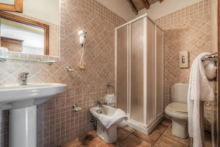 Bathroom 4, Borgo San Martino, Pisa