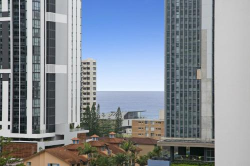 Snug 1-Bed Apartment Steps to Beach and Mall, Gold Coast