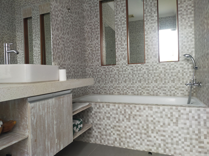 Bathroom 5, VIP Green Studio Apartment Seminyak, Badung