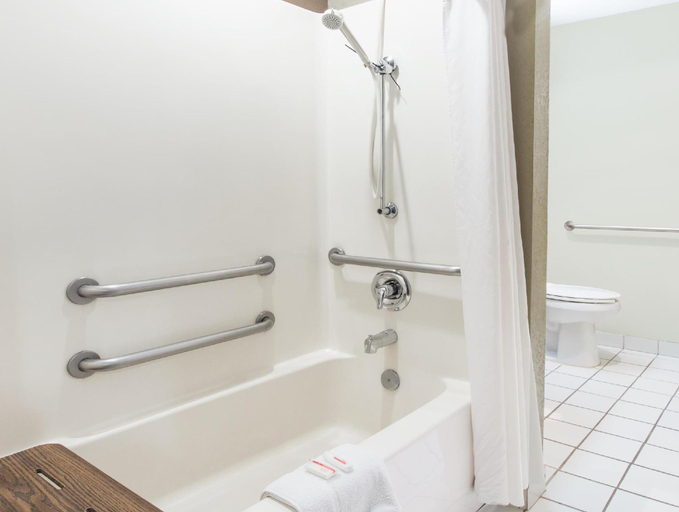 Bathroom 4, Quality Inn & Suites Maggie Valley, Haywood
