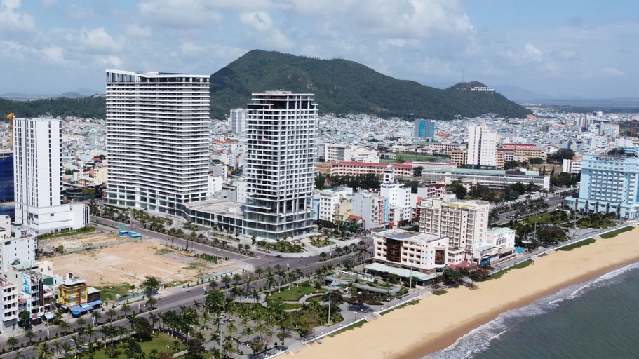 Exterior & Views 13