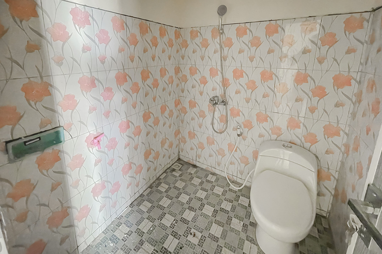 Bathroom 3, Urbanview Hotel Tirtamaya Jaya Indah Indramayu by RedDoorz, Indramayu