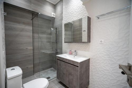 Bathroom 3, Evaggelismos metro st. 1 bedrm 2 pers. apartment, Attica