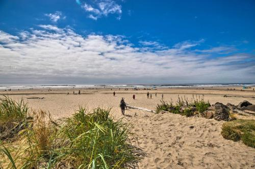 Bright Rockaway Getaway with Walk to the Beach!, Tillamook