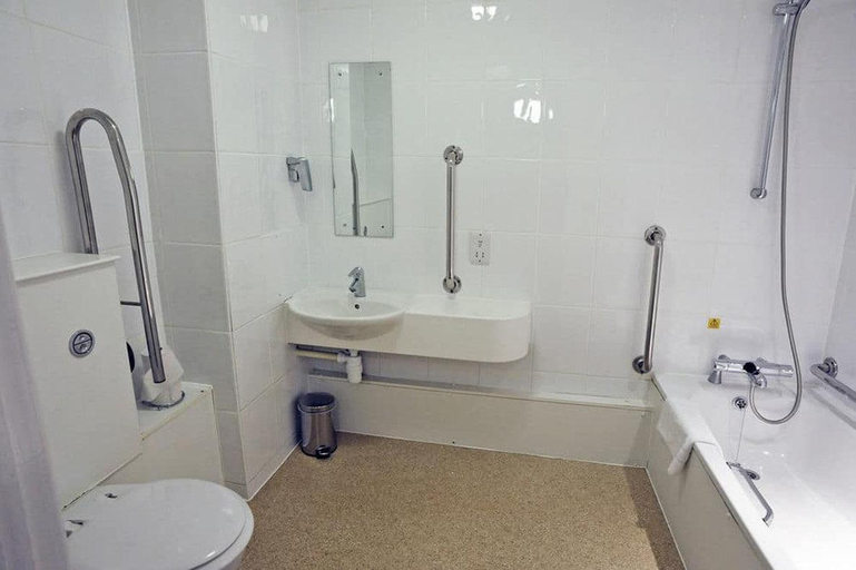 Bathroom 3, The Wheatsheaf Basingstoke by Good Night Inns, Hampshire