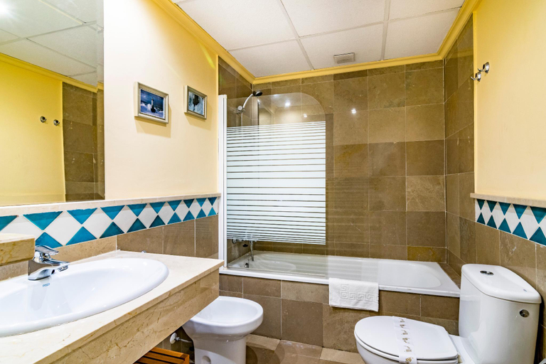 Bathroom 4, First Line Beach Apartment, Málaga