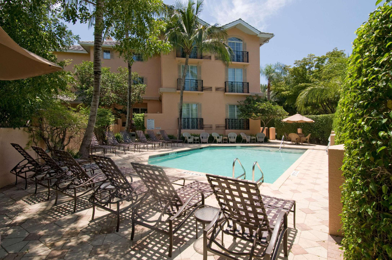 Sport & Beauty 4, The Capri Inn, Collier