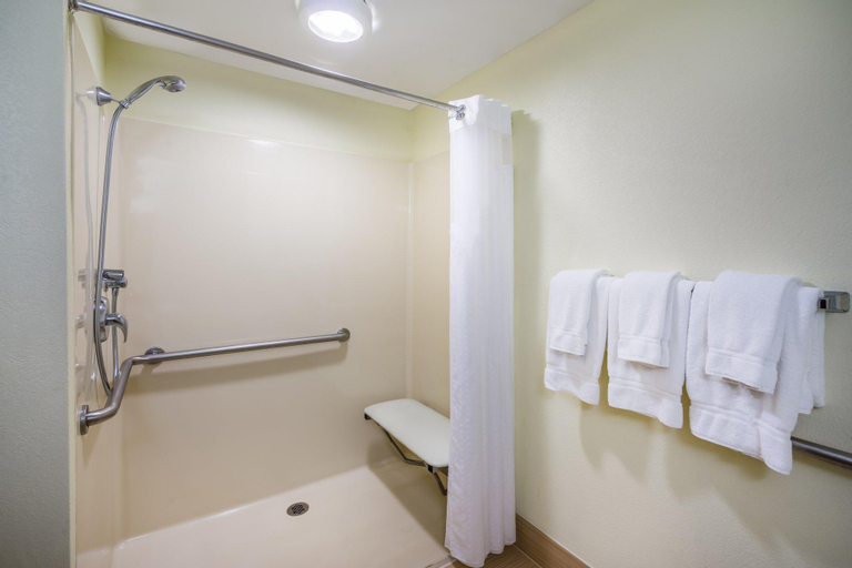 Bedroom 5, Holiday Inn Express Hotel and Suites-North East, Cecil