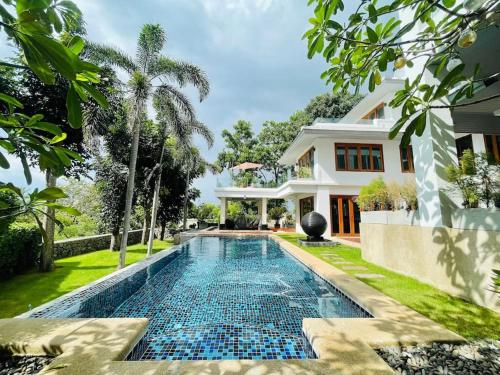 Swimming pool 3, Yizen Beachfront Seaview Villa, Pattaya