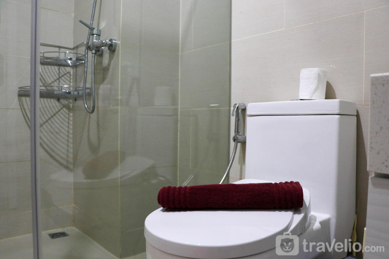 Bathroom 2, Elegant and Comfy 3BR Daan Mogot City By Travelio, West Jakarta