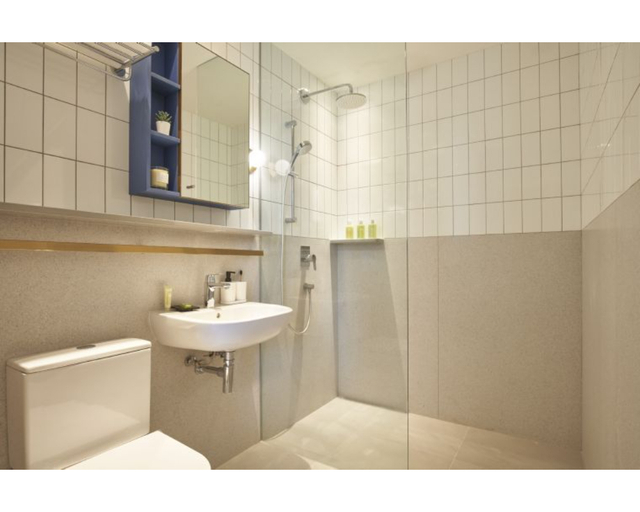 Bathroom 4, Citadines Raffles Place Singapore, Singapura