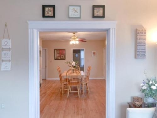 Cozy & Sunny 3 Bed 1 Bath near Providence!, Providence
